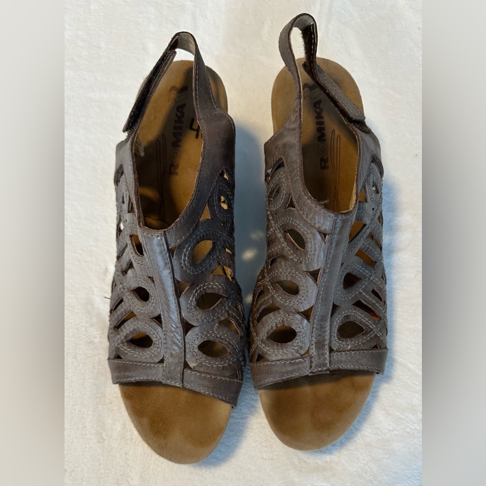 Like new comfortable wedge sandals!
